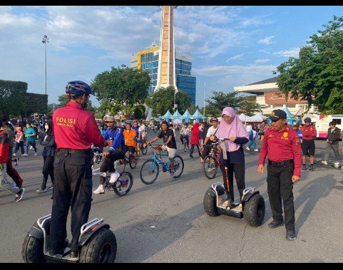 Momen Unik CFD Simpang Lima, Pengunjung Antusias Coba Segway Patroli Polisi